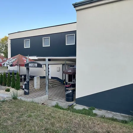 Na Zemplinskej Sirave Az Pre 35 Ludi *